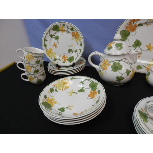 582 - Villeroy & Boch Geranium Dinner Service