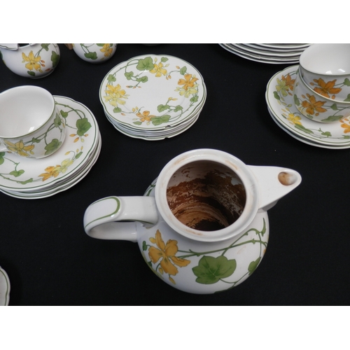 582 - Villeroy & Boch Geranium Dinner Service