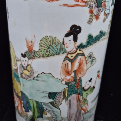 821 - 22cm Chinese Famille Rose Vase Kangxi Mark to Base