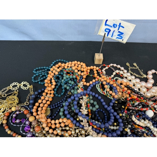 913 - An interesting Lot of Vintage Jewellery