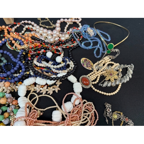 913 - An interesting Lot of Vintage Jewellery