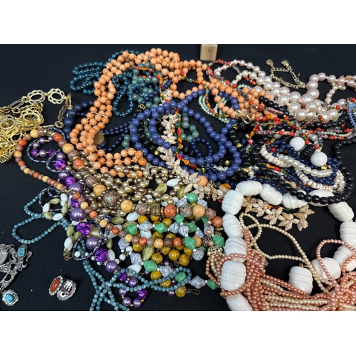 913 - An interesting Lot of Vintage Jewellery