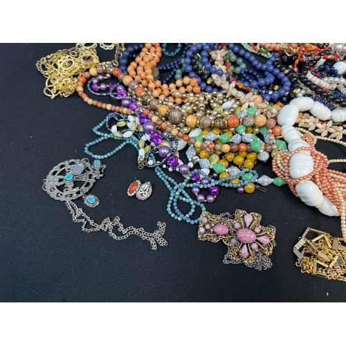 913 - An interesting Lot of Vintage Jewellery