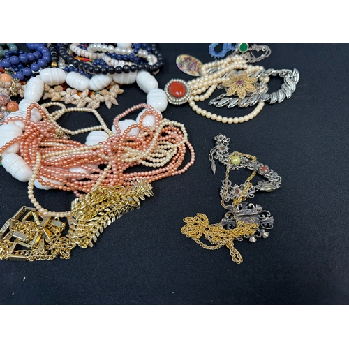 913 - An interesting Lot of Vintage Jewellery