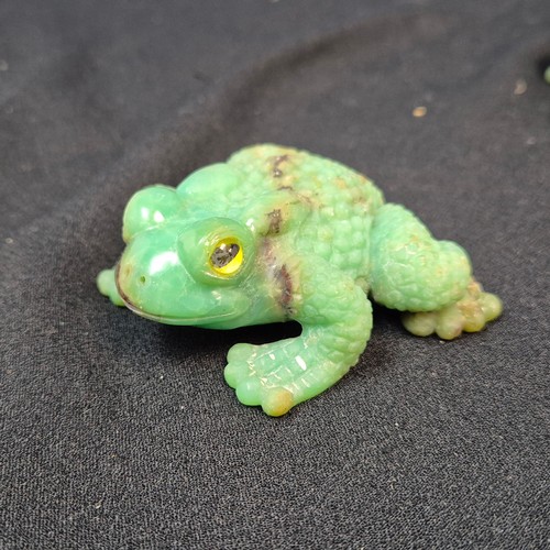 823 - Lot of Four Carved Chrysoprase Frogs (7cm) & a Jade Duck