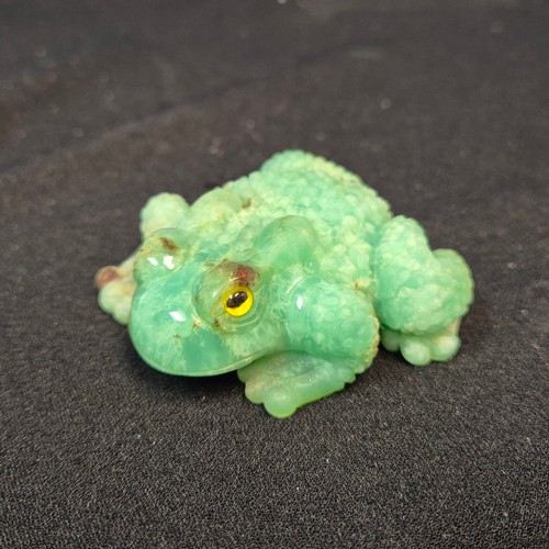 823 - Lot of Four Carved Chrysoprase Frogs (7cm) & a Jade Duck