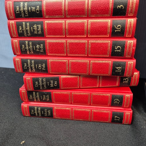 827 - A Good Collection of Vintage & Antique Books