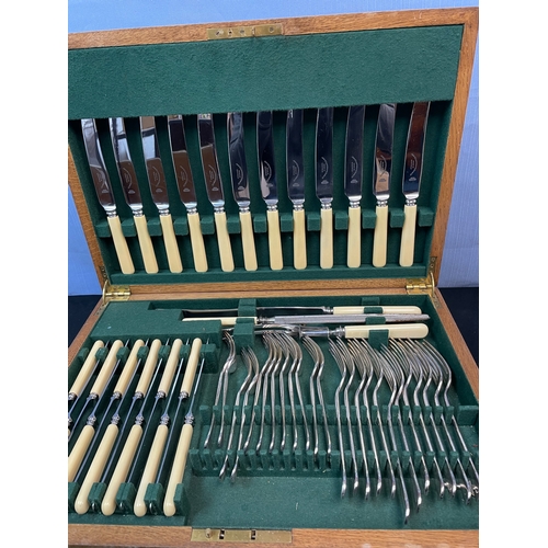 470 - Oak Cased Canteen of Silver Plated Cutlery