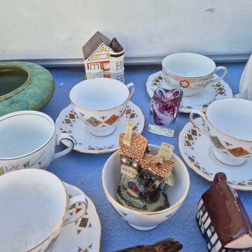 779 - Mixed lot to include Ridgway Coclough Cups & Saucers, a Lladro Nao Figure, a Royal Dux Bird & a Capo... 