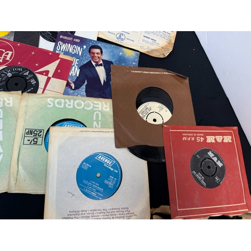 907 - Mixed lot of various Vinyl Records