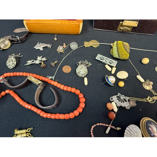 477A - A Good Lot of Antique and Vintage Jewellery to include Silver, Coral Necklace and Earrings etc