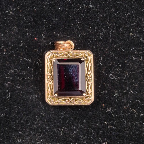 45 - A 12ct Gold Garnet Pendant (5.06g)