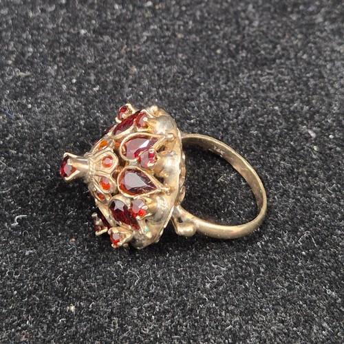 44 - A 14ct Gold Garnet Cluster Cocktail Ring Size K (7.32g)