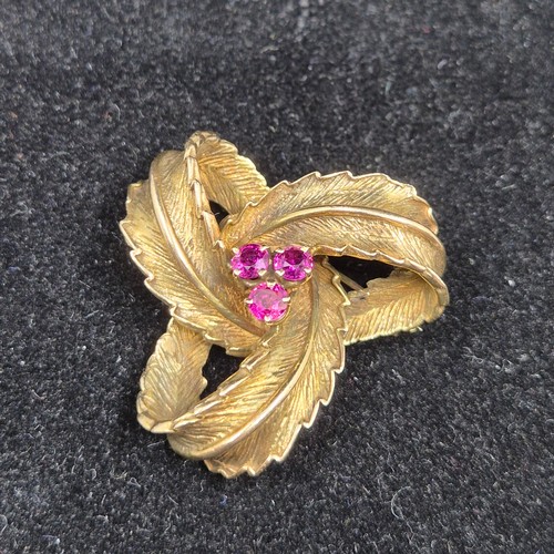 37 - A 14ct Gold & Ruby Brooch (12.74g)