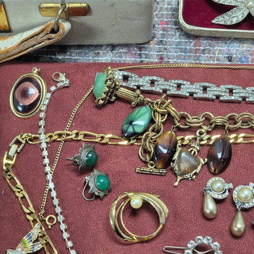 77 - A Mixed Lot of Costume and Vintage Jewellery including brooches, earrings, pendants, rings and neckl... 