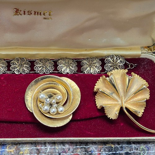 77 - A Mixed Lot of Costume and Vintage Jewellery including brooches, earrings, pendants, rings and neckl... 