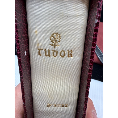 22G - A 1950s Stainless Steel Rolex Tudor 33mm Wrist Watch Silver Dial With Black Numeric Hour Markers
Wit... 