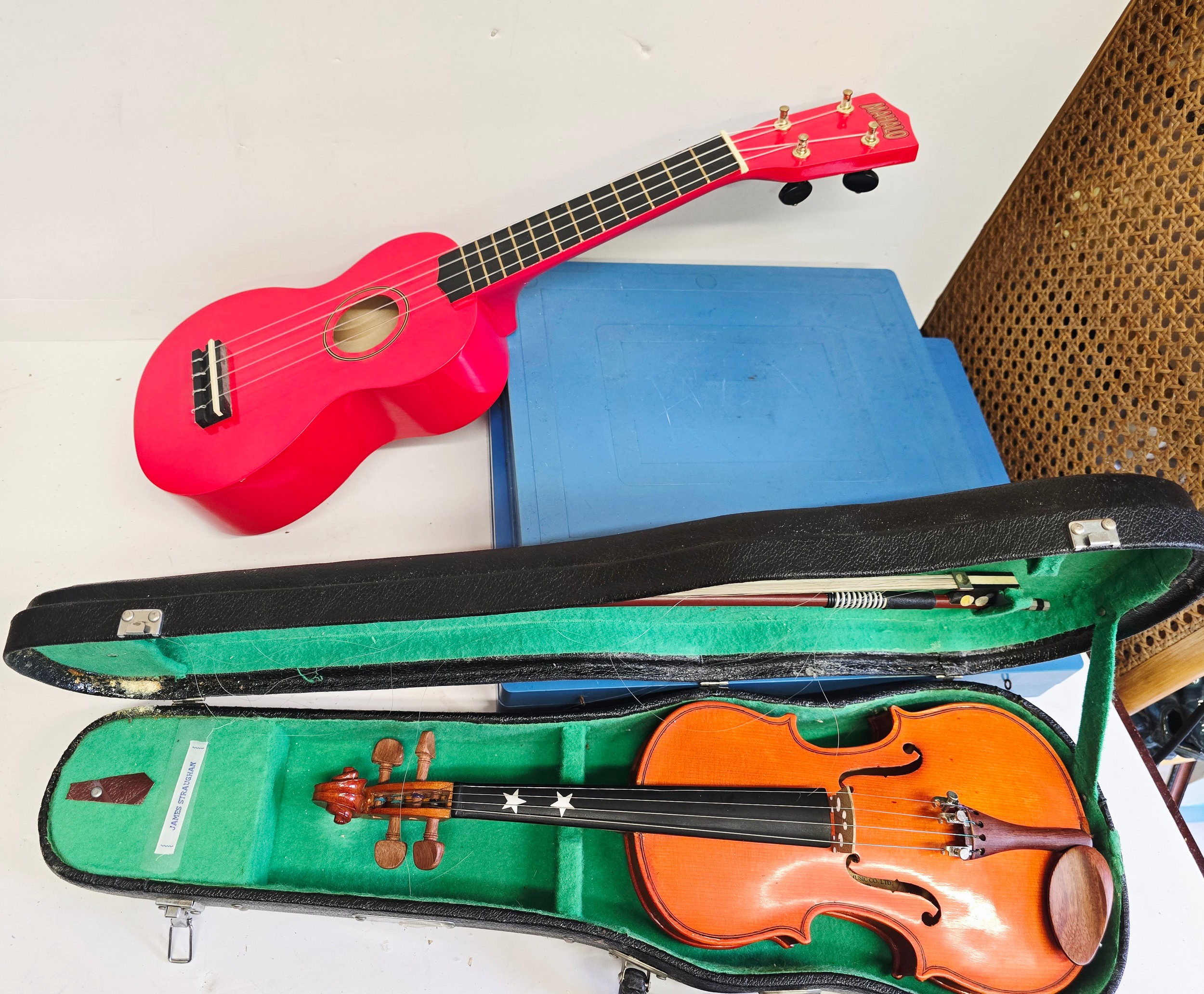 Small musical instrument lot to include Violin, Guitar and cased ...