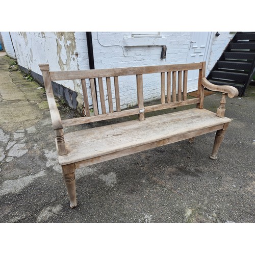 673 - A Good Quality Garden Bench (approx 151x95x38)