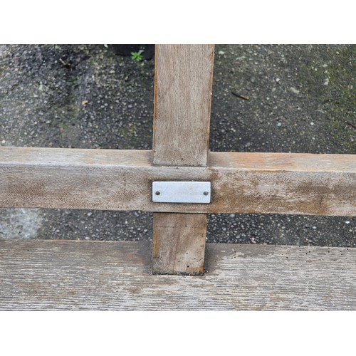 673 - A Good Quality Garden Bench (approx 151x95x38)