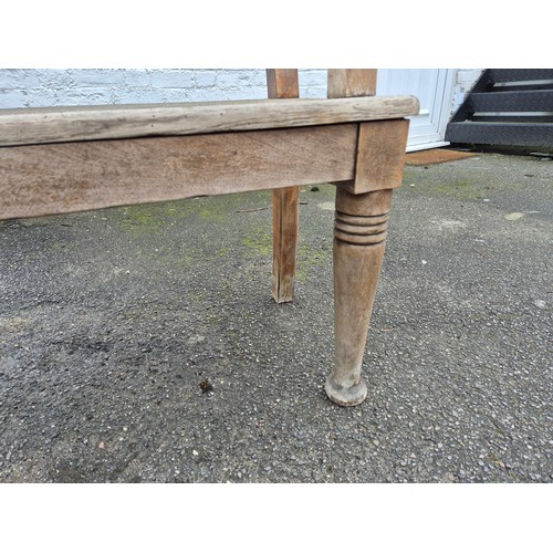 673 - A Good Quality Garden Bench (approx 151x95x38)