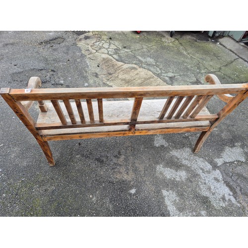 673 - A Good Quality Garden Bench (approx 151x95x38)