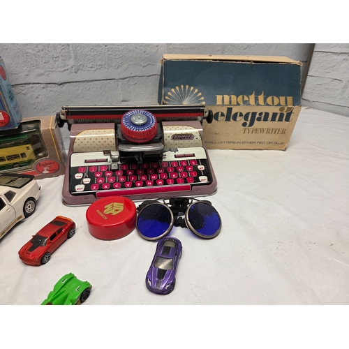 668D - A mixed lot of vintage and collectable items to include die-cast model vehicles including boxed Eddi... 