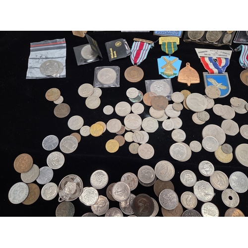 668L - A larged Mixed Lot of British and World Coinage and Medals