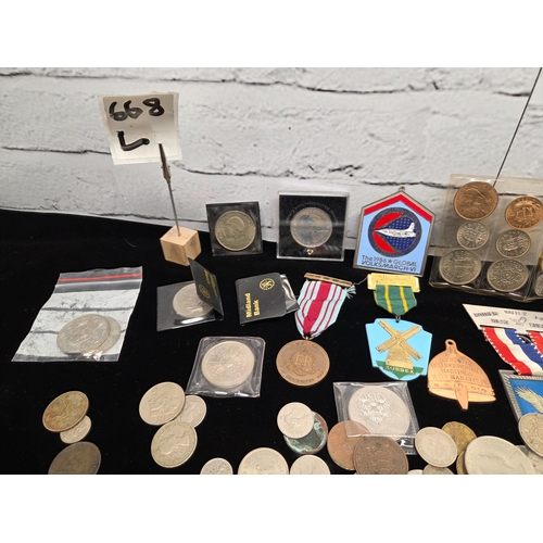 668L - A larged Mixed Lot of British and World Coinage and Medals