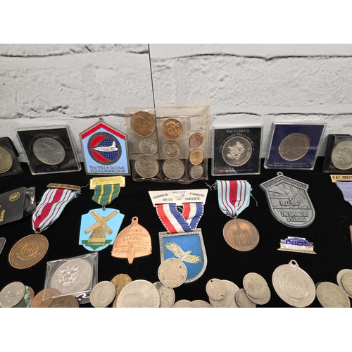 668L - A larged Mixed Lot of British and World Coinage and Medals