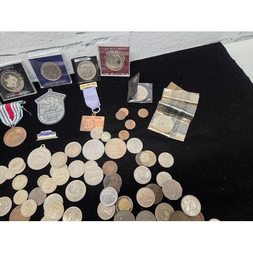 668L - A larged Mixed Lot of British and World Coinage and Medals