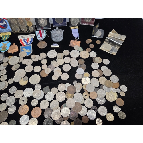 668L - A larged Mixed Lot of British and World Coinage and Medals