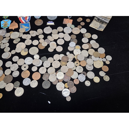 668L - A larged Mixed Lot of British and World Coinage and Medals