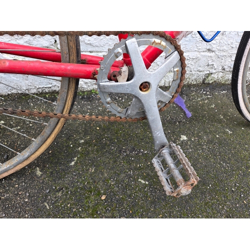 694 - A Vintage Raleigh Road Bike