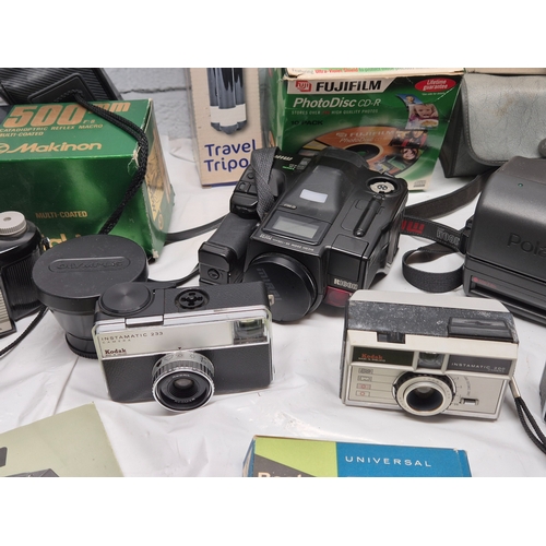 675B - A Collection of Vintage Cameras and Equipment to include Kodak Instamatics and Brownies, Polaroid an... 