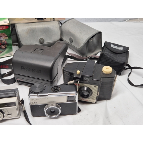 675B - A Collection of Vintage Cameras and Equipment to include Kodak Instamatics and Brownies, Polaroid an... 