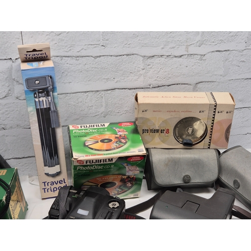 675B - A Collection of Vintage Cameras and Equipment to include Kodak Instamatics and Brownies, Polaroid an... 