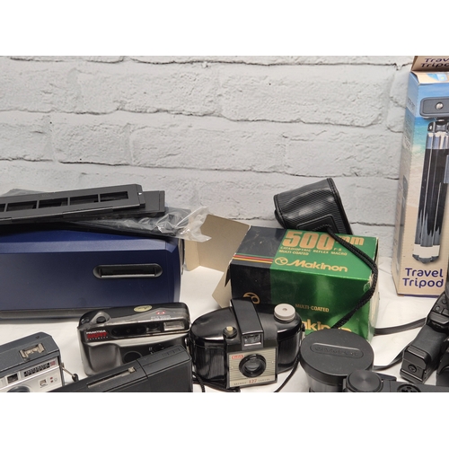 675B - A Collection of Vintage Cameras and Equipment to include Kodak Instamatics and Brownies, Polaroid an... 