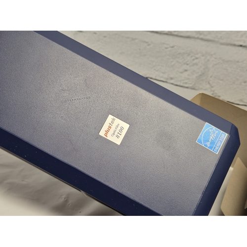 675B - A Collection of Vintage Cameras and Equipment to include Kodak Instamatics and Brownies, Polaroid an... 