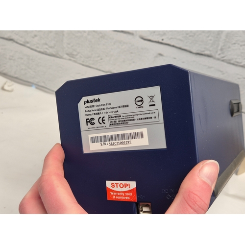 675B - A Collection of Vintage Cameras and Equipment to include Kodak Instamatics and Brownies, Polaroid an... 