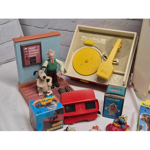 678D - A Collection of Vintage Toys and similar to include Snoopy Lunch Box, Paddington Mirror, View Master... 