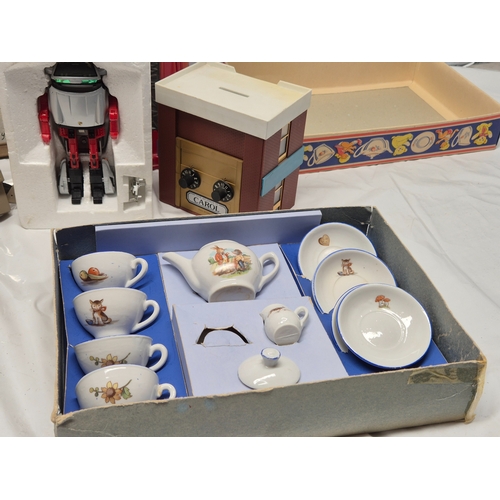 678D - A Collection of Vintage Toys and similar to include Snoopy Lunch Box, Paddington Mirror, View Master... 