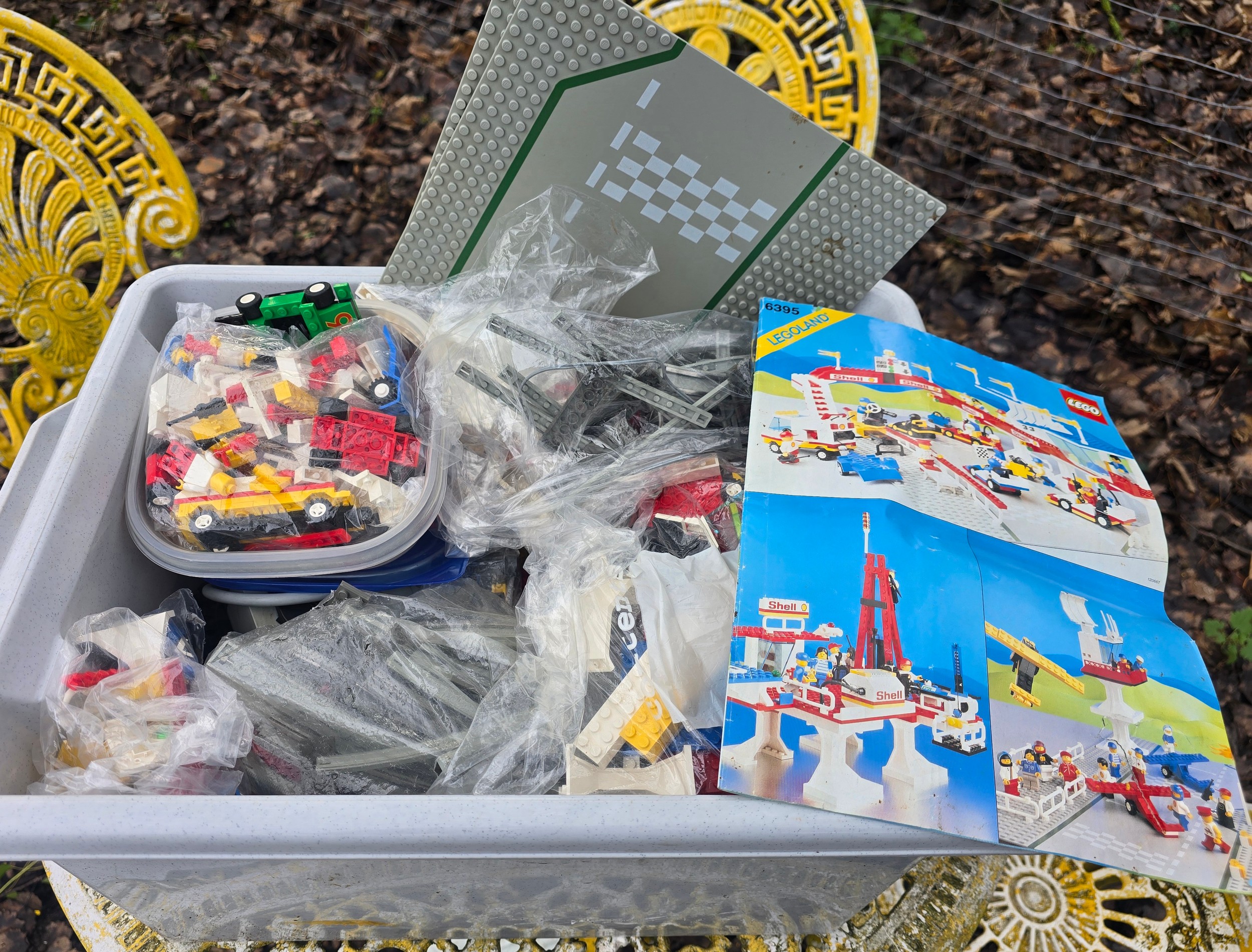 Box of vintage lego including minifigures, Legoland 6395 etc.