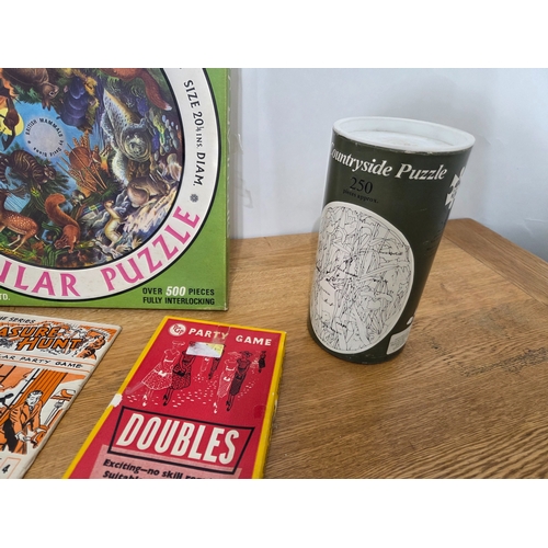 307 - A Collection of Vintage Puzzles and similar to include Waddington's Circular Jigsaws, Hats Off, Vint... 