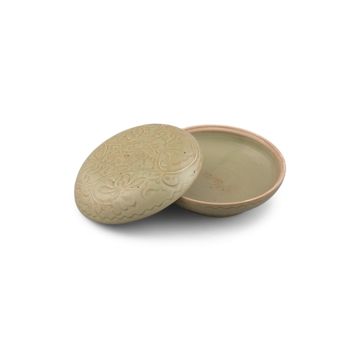 11 - *A YAOZHOU CELADON STYLE PORCELAIN FLOWER BOX AND COVER  20?? ???????  China, 20th century  H: 6,5... 