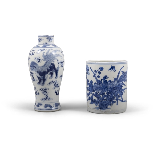 121 - TWO CHINESE BLUE AND WHITE PORCELAINS, CONSISTING OF A SMALL VASE WITH LIONS AND A BRUSH POT WITH BI... 