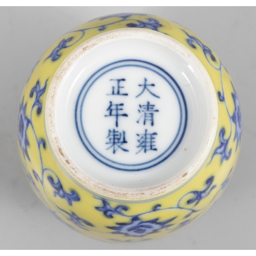152 - A SET OF THREE PORCELAINS, CONSISTING OF A BLUE AND WHITE GOURD VASE; A YELLOW GROUND BLUE AND WHITE... 