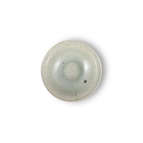 6 - A LONGQUAN CHARGER WITH WAVES DECORATION  ?? ????????  China, Ming dynasty.  D. 29.8 cm