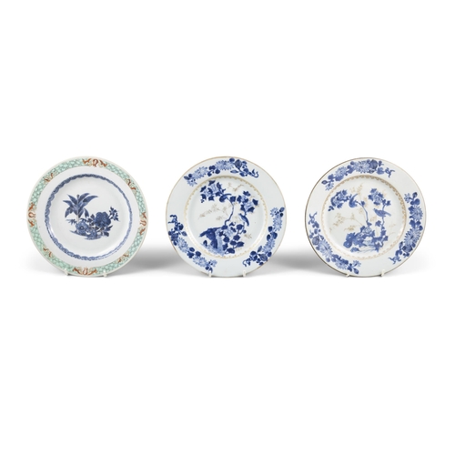 73 - A PAIR OF GILT BLUE AND WHITE DISHES WITH BAMBOO AND BIRDS; DISHES WITH A BLUE AND WHITE RIM; AN ENA... 