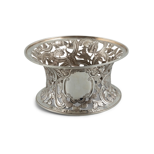 44 - AN IRISH SILVER DISH RING   Dublin c.1924, mark of West & Son, openwork body with vacant cartouche, ... 